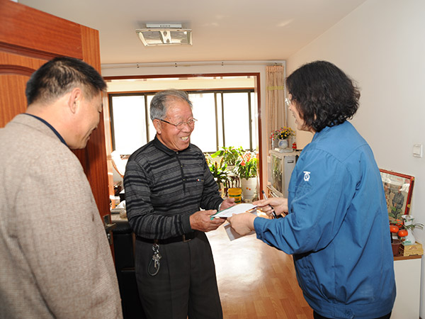 重阳节期间公司领导拜访退休老领导、技术人员